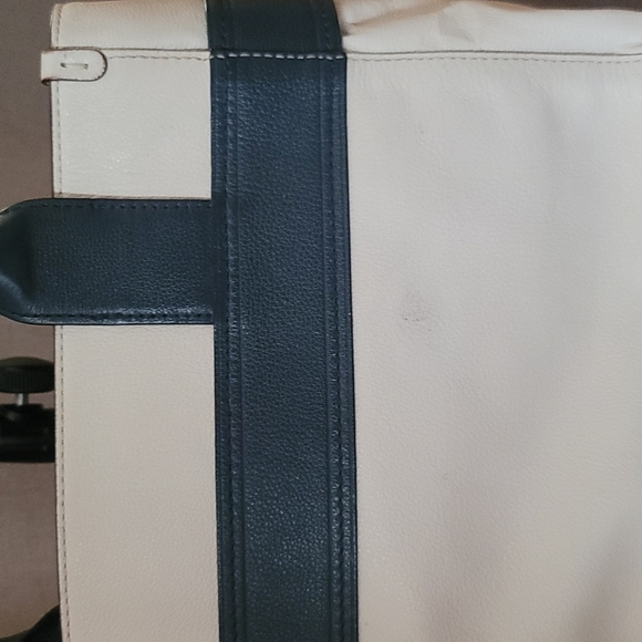 Kate Spade Bow purse - Picture 5 of 17